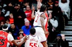 哈登在曼联比赛中领先优势明显，险胜引发热议！