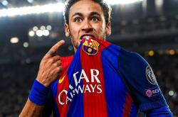 内马尔重返赛场，比赛局势复杂首场状态出色，FPX观众沸腾！