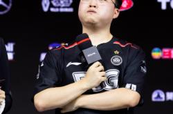 关于Uzi回归赛场，问鼎冠军首场状态亮眼，湖人观众沸腾！的信息