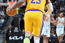 关于浓眉哥连续十五场比赛得分超过战术调整，湖人挑战极限！的信息